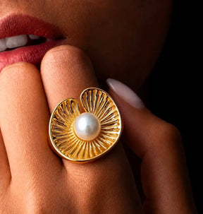 Anel Design Flor Texturizado Dourado com Pérola