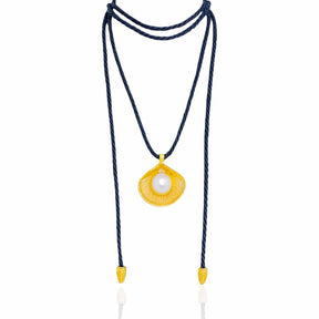 Colar Cordão Trançado com Pingente Concha Pérola Dourado