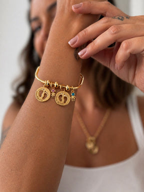 Pulseira Bracelete com Charms de Pezinhos "Amor Infinito" + Menino e Menina com Pedras