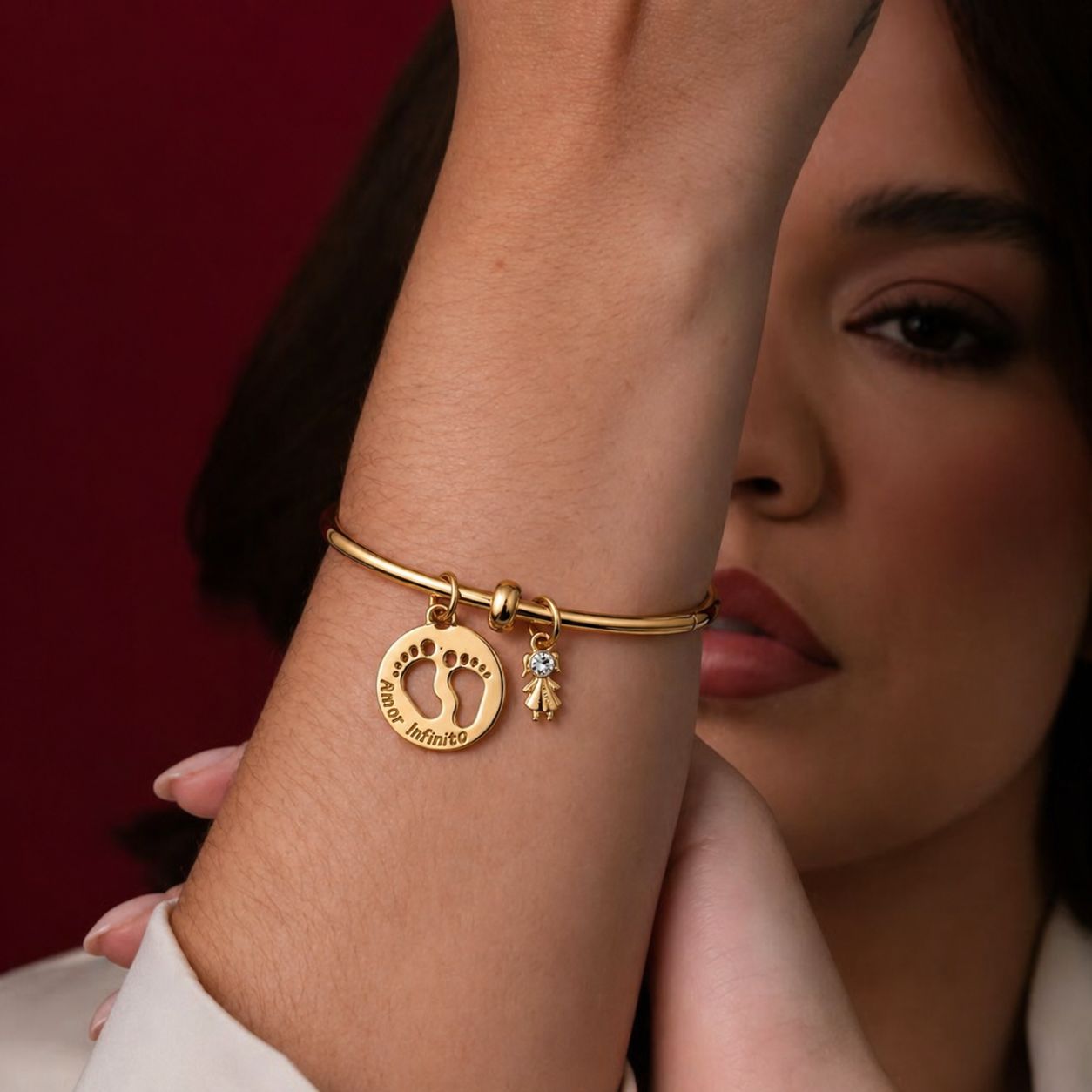 Pulseira Bracelete com Charms de Pezinhos "Amor Infinito" + Menina com Pedra
