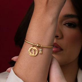 Pulseira Bracelete com Charms de Pezinhos "Amor Infinito" + Menina com Pedra